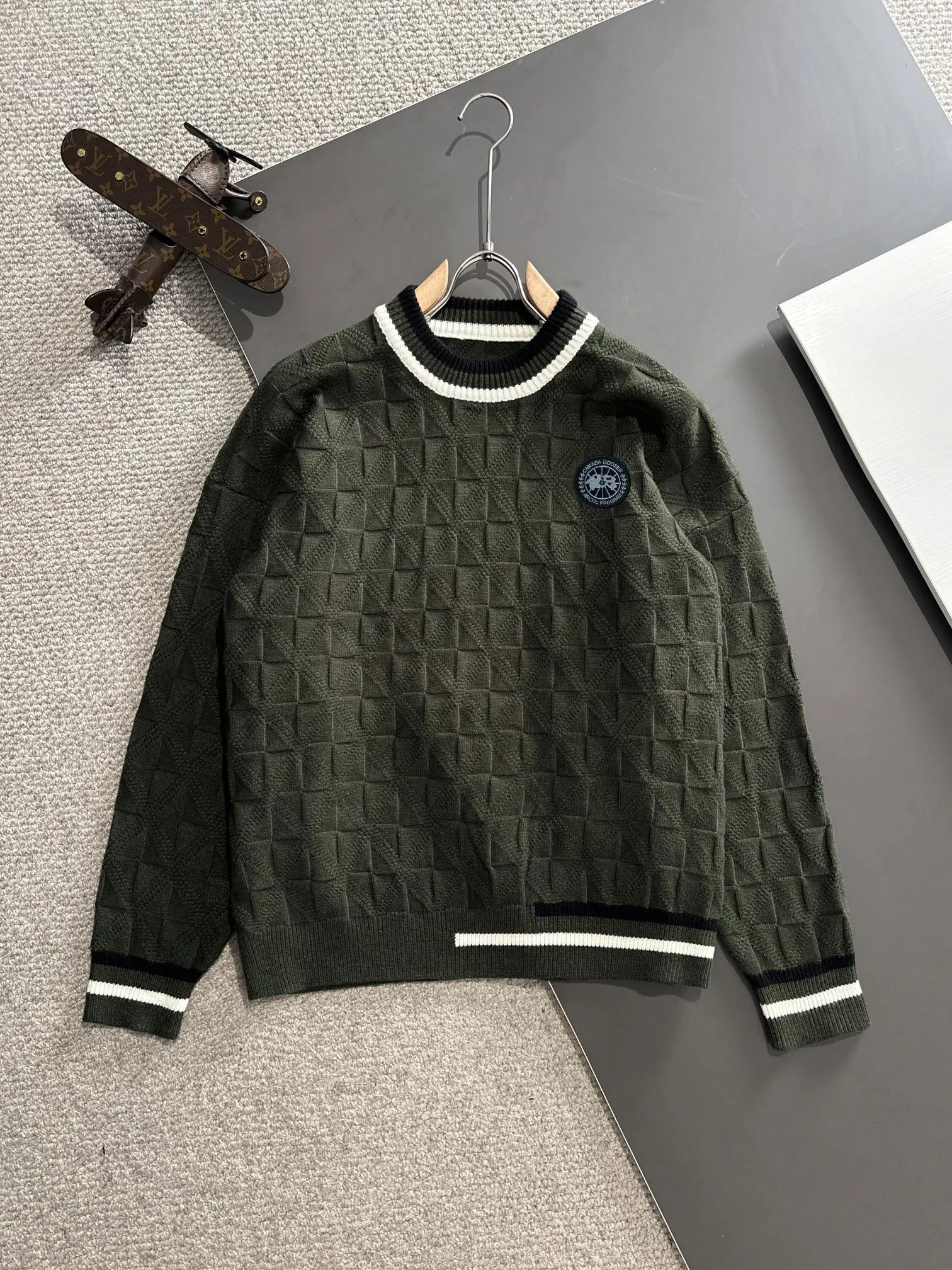 Next day shipping P360 Big Goose 2025 official website latest autumn and winter sweaters, popular models are on sale at the same time at the counter! Specially made of wool blended fabric. It feels comfortable and can be directly in contact with the skin. The logo badge is exquisitely embroidered, which is extremely eye-catching! The details highlight the fashionable charm of big brands. Exquisite workmanship. Three-dimensional cutting style. The wearing effect is invincible and handsome! All three standards are complete! Size: M-3XL